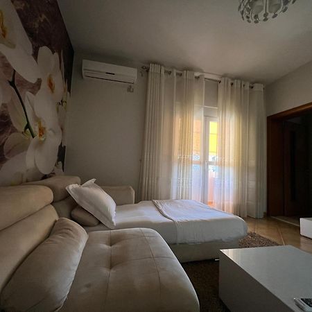 Sunkissed Centre Apartment Влёра Экстерьер фото
