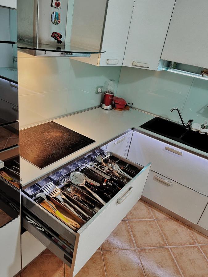 Sunkissed Centre Apartment Влёра Экстерьер фото