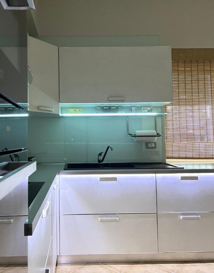 Sunkissed Centre Apartment Влёра Экстерьер фото
