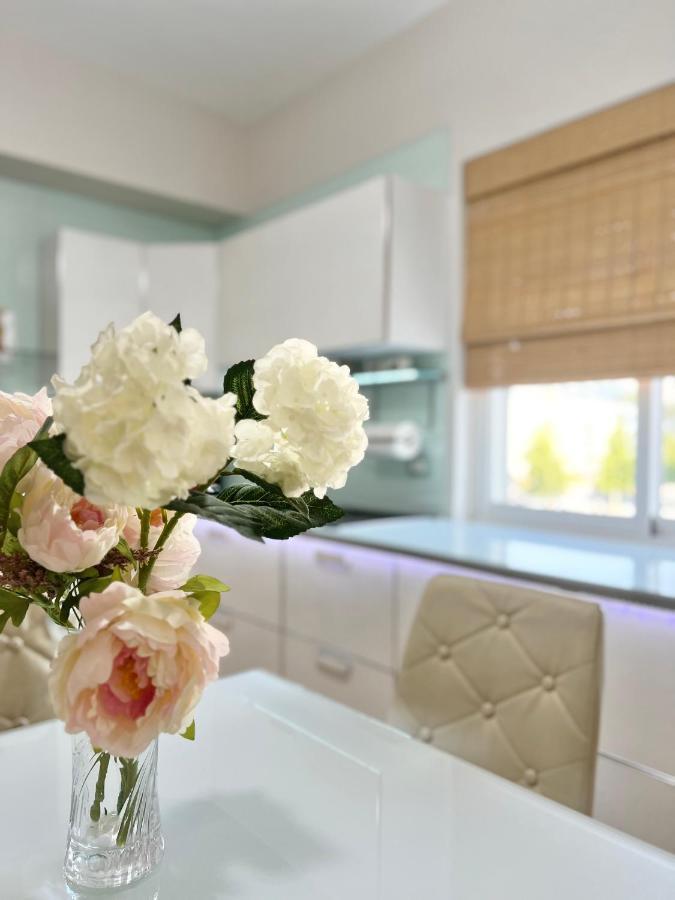 Sunkissed Centre Apartment Влёра Экстерьер фото
