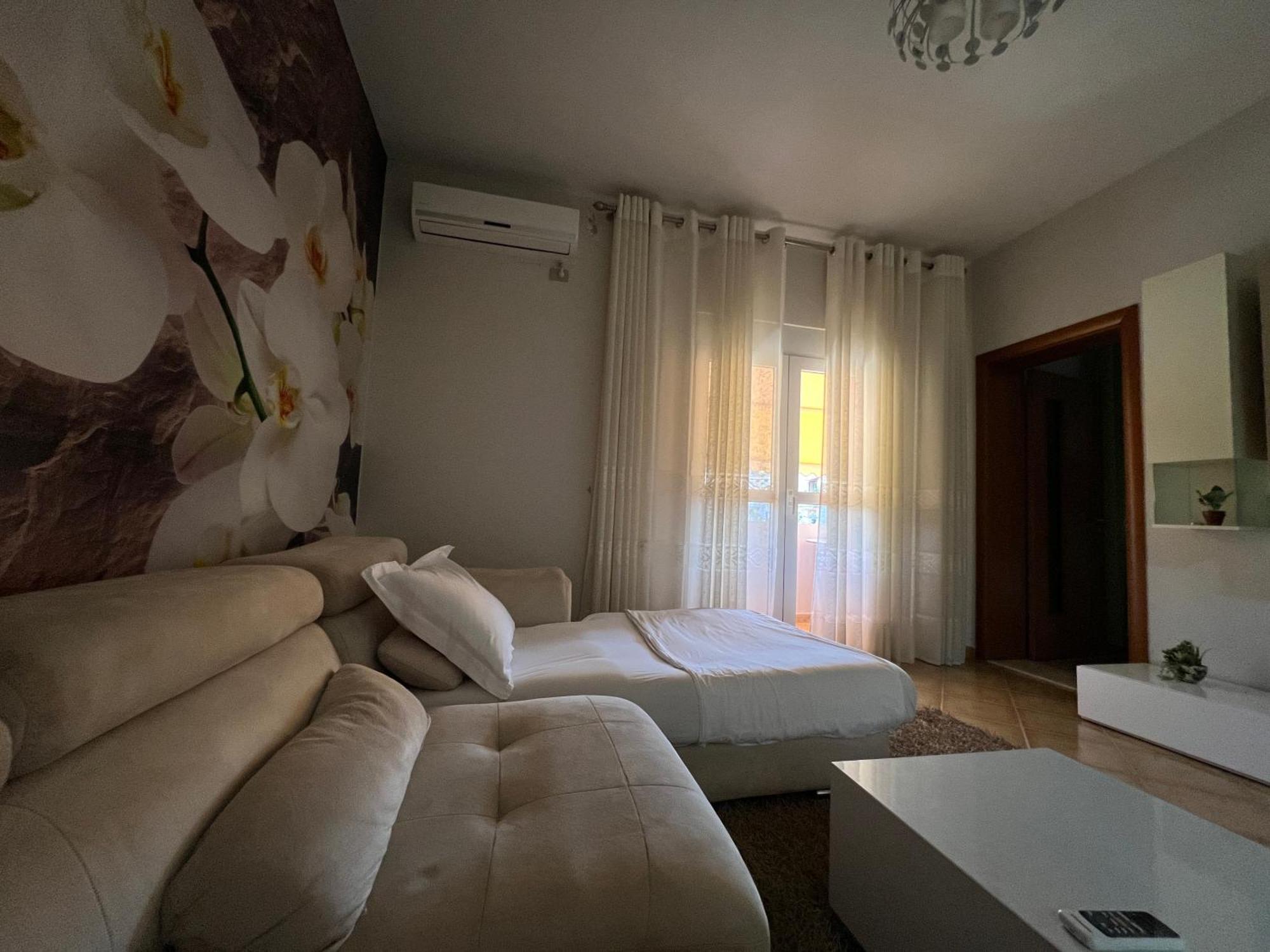 Sunkissed Centre Apartment Влёра Экстерьер фото